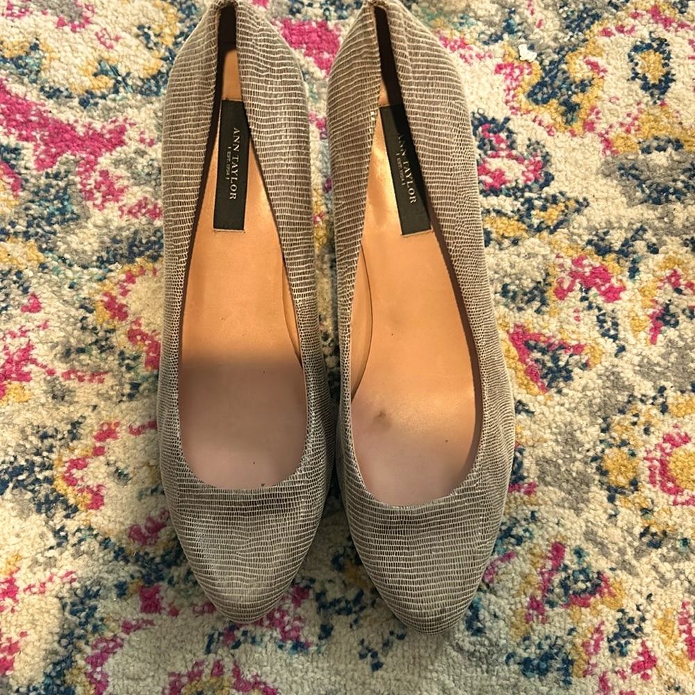 Anne Taylor Size 7 1/2 low heel